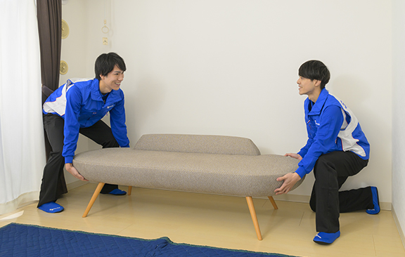 家具をお客さま宅までお届けし商品の組立から設置までトータルサポート